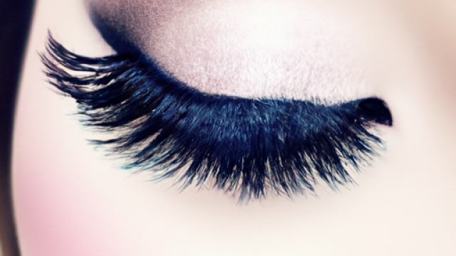 Achieve Bold Lower Lashes with Eyeliner