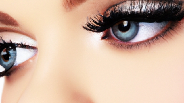 How to Style a Modern Retro Cat-Eye Look