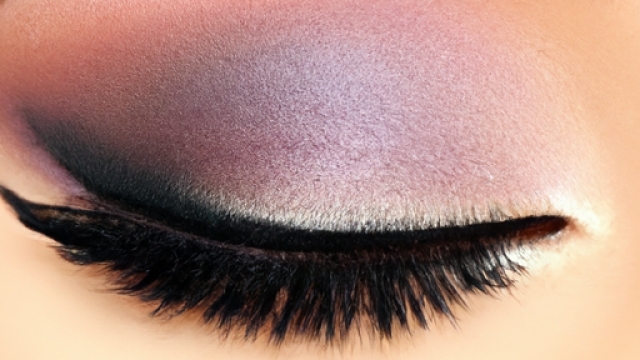 Achieve a Stunning Cut Crease Look