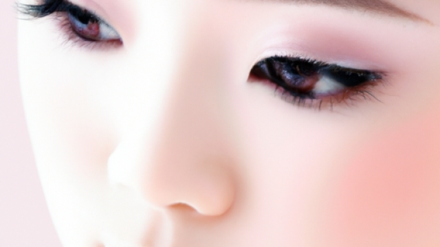 How to Choose the Perfect Eyeliner Color for Your Outfit