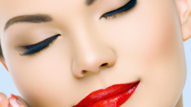 The Art of Perfecting Eyeliner with Different Brush Techniques